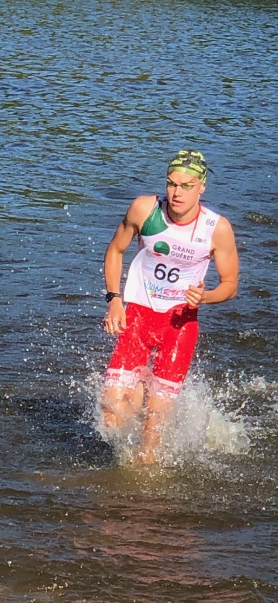 Robin en sortie d'eau pendant une competition de triathlon
