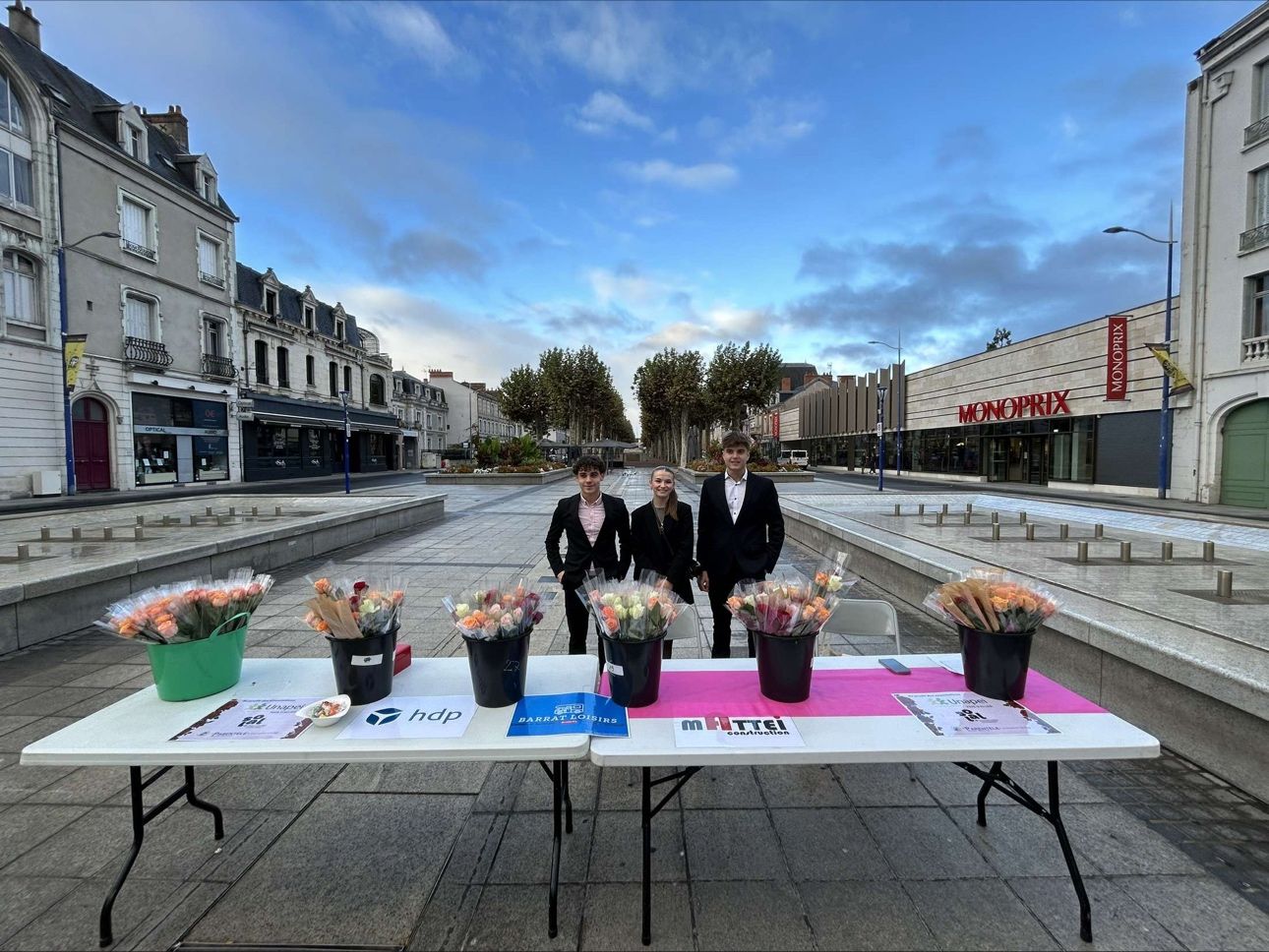 Stand de vente caritative de roses sur la place